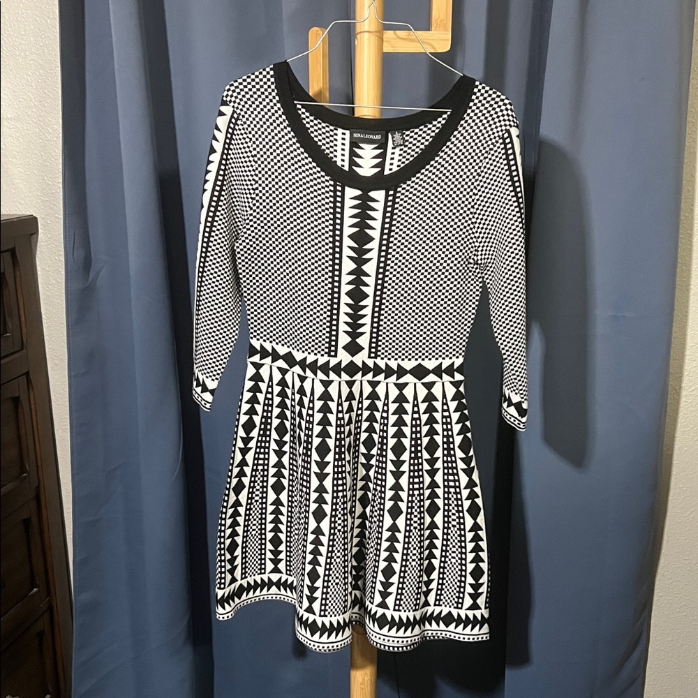 Nina Leonard Monochrome Geometric women’s Dress, mid length. Size Small